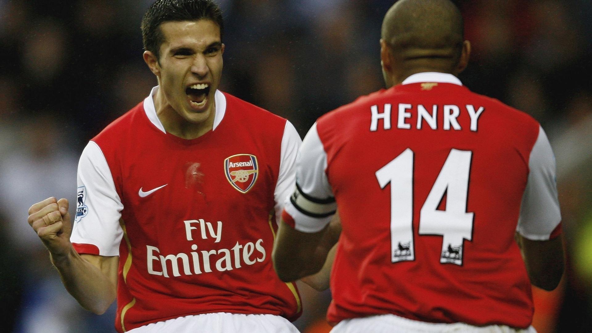 国家德比风波后，教练组介入调解，核心后卫与前锋进行关键对话